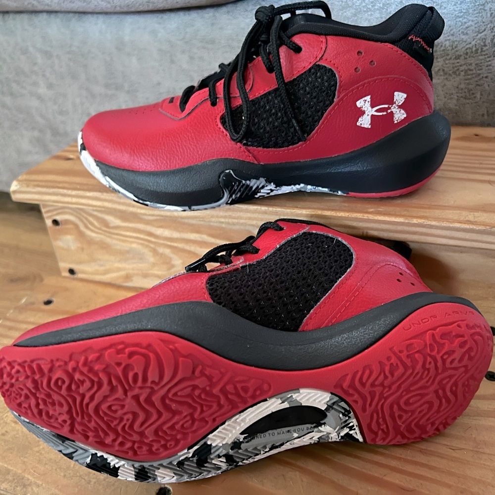 Under Armor sneakers for kids. EUC size 1.5 youth. Non-smoking home.